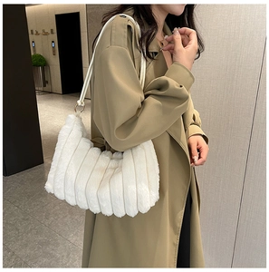 Borsa a spalla trapuntata in ecopelliccia bianca indossata con trench color kaki