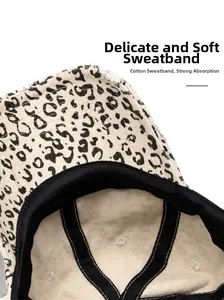 Détail de la casquette léopard avec bandeau en coton doux pour un confort accru