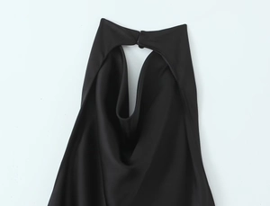 Detailansicht des glatten schwarzen Satin-Neckholders mit feiner Stoffstruktur