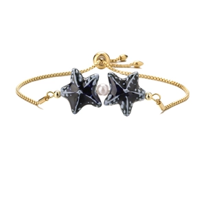 Bracciale regolabile dorato con stelle marine in ceramica blu e una piccola perla