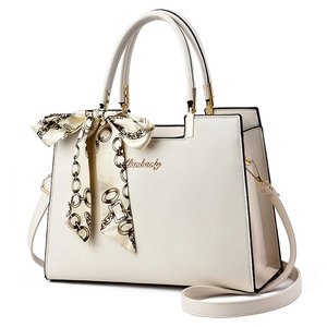 Sac à main élégant en cuir beige pour femmes avec foulard en soie et logo doré chic