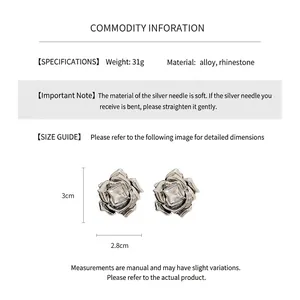 Détail macro des boucles d'oreilles rose en diamants avec dimensions et texture métal