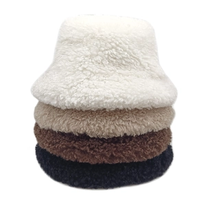 Chapeaux bobs minimalistes en polaire pour femmes en blanc, kaki, marron et noir