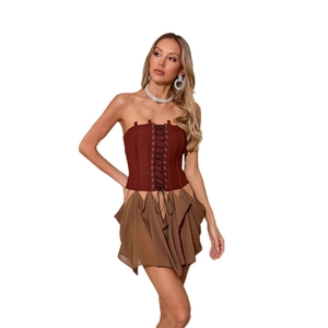 Tenue de soirée 2 pièces avec corset bordeaux bustier et mini-jupe kaki à volants