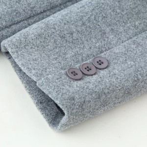 Elegante cappotto lungo in misto lana grigia con bottoni decorativi sui polsini