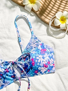Florales Bikini-Oberteil mit Smok-Details und verstellbaren Trägern auf Stranddekor