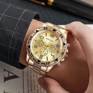 Détail d'une montre à quartz pour homme en acier inoxydable doré avec cadran multifonction