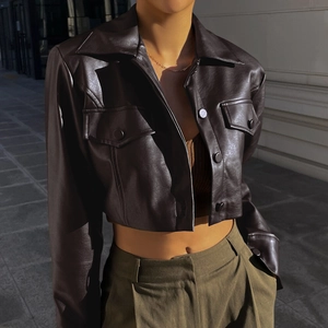 Détail d'un blouson court en cuir PU marron foncé avec col vintage et grandes poches