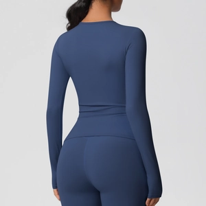 Vue arrière d'un ensemble de yoga bleu foncé montrant la coupe ajustée du tissu