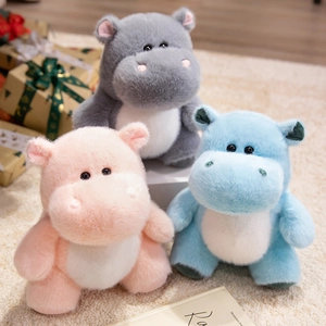 Plüsch Nilpferd Puppen in Rosa, Grau und Blau auf weichem Teppich mit Geschenkboxen