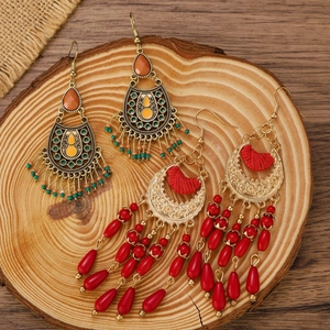 Boucles d'oreilles ethniques avec fleurs en métal et pompons rouges bohèmes