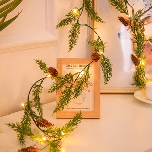Guirlande de Noël artificielle avec lumières LED et pommes de pin pour décoration