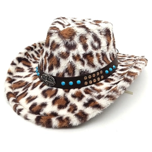 Dettaglio del cappello da cowboy leopardato in peluche con perline turchesi e fibbia