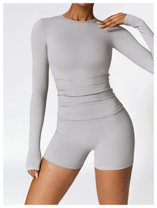 Détails de l'ensemble de yoga gris clair avec haut à manches longues et short de sport