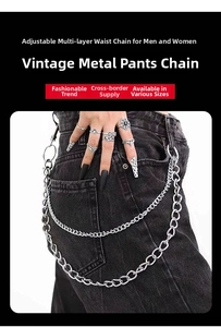 Detailansicht einer zweilagigen silbernen Punk-Hosenkette an schwarzer Jeans mit Metallhaken
