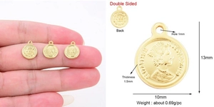 Detailed size chart of a 10mm golden queen head coin pendant with technical dimensions
