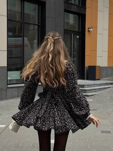 Robe française à col en V, imprimé fleuri et manches longues dans un décor urbain