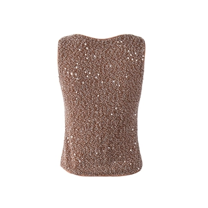 Détail des paillettes marron scintillantes et du tissu tricoté du débardeur sans manches
