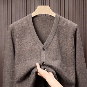 Nahaufnahme einer braunen Strickjacke mit V-Ausschnitt, Elastizität und Rautenmuster