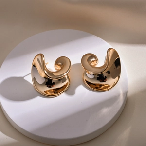 Französische Vintage-Luxus Goldene abstrakte Spiral-Ohrstecker auf einem Ständer