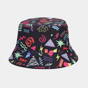 Dettaglio dei motivi geometrici Memphis colorati su un cappello a secchiello nero