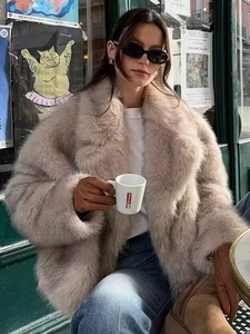 Elegante cappotto in ecopelliccia oversize con collo a rever in beige chiaro donna