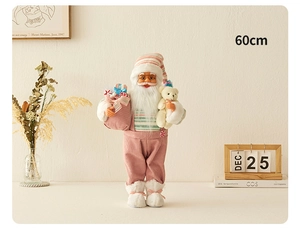 Dettaglio di Babbo Natale rosa e bianco da 60cm in un elegante ambiente domestico