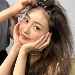 Set de 5 pinces à cheveux géométriques en métal et collier strass sur mannequin