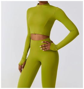 Détail de veste de yoga vert citron avec fermeture éclair et poignets à passe-pouce