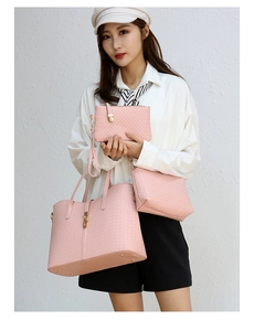 Détail de l'ensemble de 3 sacs roses à texture tressée avec cabas, pochette et dragonne