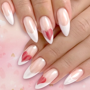 Unghie finte corte ovali magenta con cuore e design dolce per manicure francese