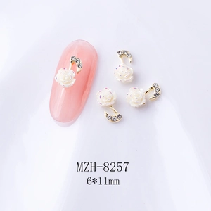 Macro detail of MZH-8257 nail art charms with white roses and gold musical notes