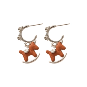 Orecchini in argento con ciondoli a forma di cavallo a dondolo color terracotta su sfondo bianco