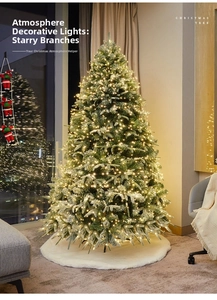Détail d'un sapin de Noël artificiel pré-éclairé avec LED chaudes et jupe de sapin blanche