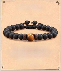 Détail de l'ensemble de bracelets en œil de tigre et onyx noir avec carte cadeau