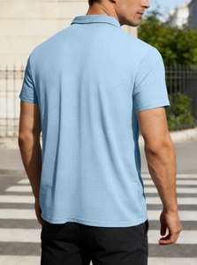 Vue arrière d'un polo homme bleu clair montrant la texture en maille et la coupe ajustée