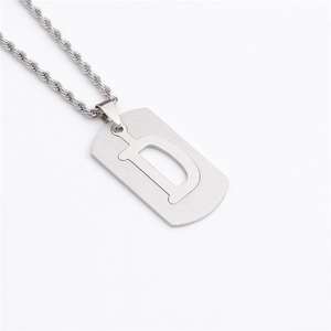 Détail du collier plaque militaire en acier titane argenté avec lettre D évidée