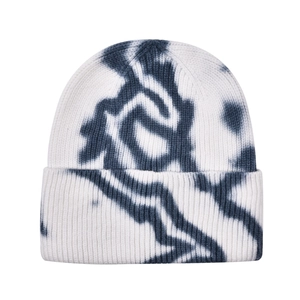 Detailansicht der Tie-Dye-Strickmütze mit dicken dunkelblauen Mustern und Rippenstrick-Textur