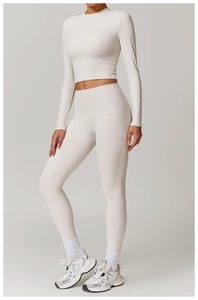 Détail d'un ensemble de yoga legging taille haute sans couture et haut court à manches longues