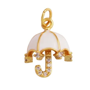 Dimensions détaillées d'un pendentif parapluie doré avec émail blanc et des zircons