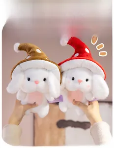 Gros plan de lapins en peluche doux avec chapeaux champignons rouges et bruns