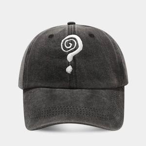 Dettaglio del ricamo punto interrogativo sulla trama del cappello in cotone lavato
