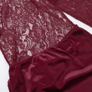 Dettaglio dell'elegante velluto rosso e pizzo raffinato sullo scollo dell'abito