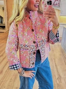 Détail de la veste matelassée en patchwork fleuri avec motifs roses et revers à carreaux