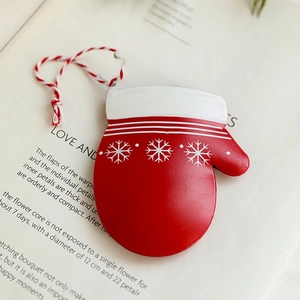Weihnachtshandschuh-Anhänger aus rotem Metall mit Schneeflocken und rot-weißer Kordel