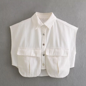 Détail d'un haut blanc sans manches style utilitaire avec poches à rabat et col polo