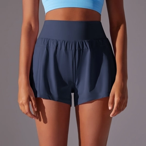 Vue détaillée du short de yoga bleu marine à taille haute avec ceinture élastique large