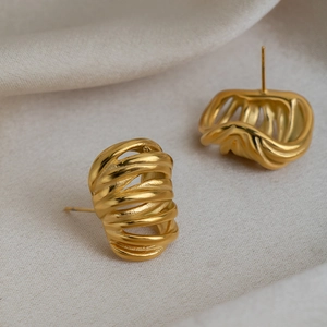 Golden multi-layer wavy C-shaped stud earrings in a vintage minimalist stainless steel design