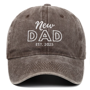 Detailopname van het New DAD EST. 2025 borduursel op een vintage gewassen katoenen honkbalpet