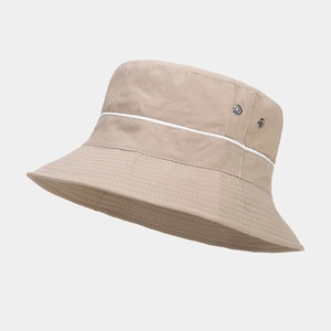 Détails du chapeau bob kaki avec œillets métalliques et bordure blanche décorative